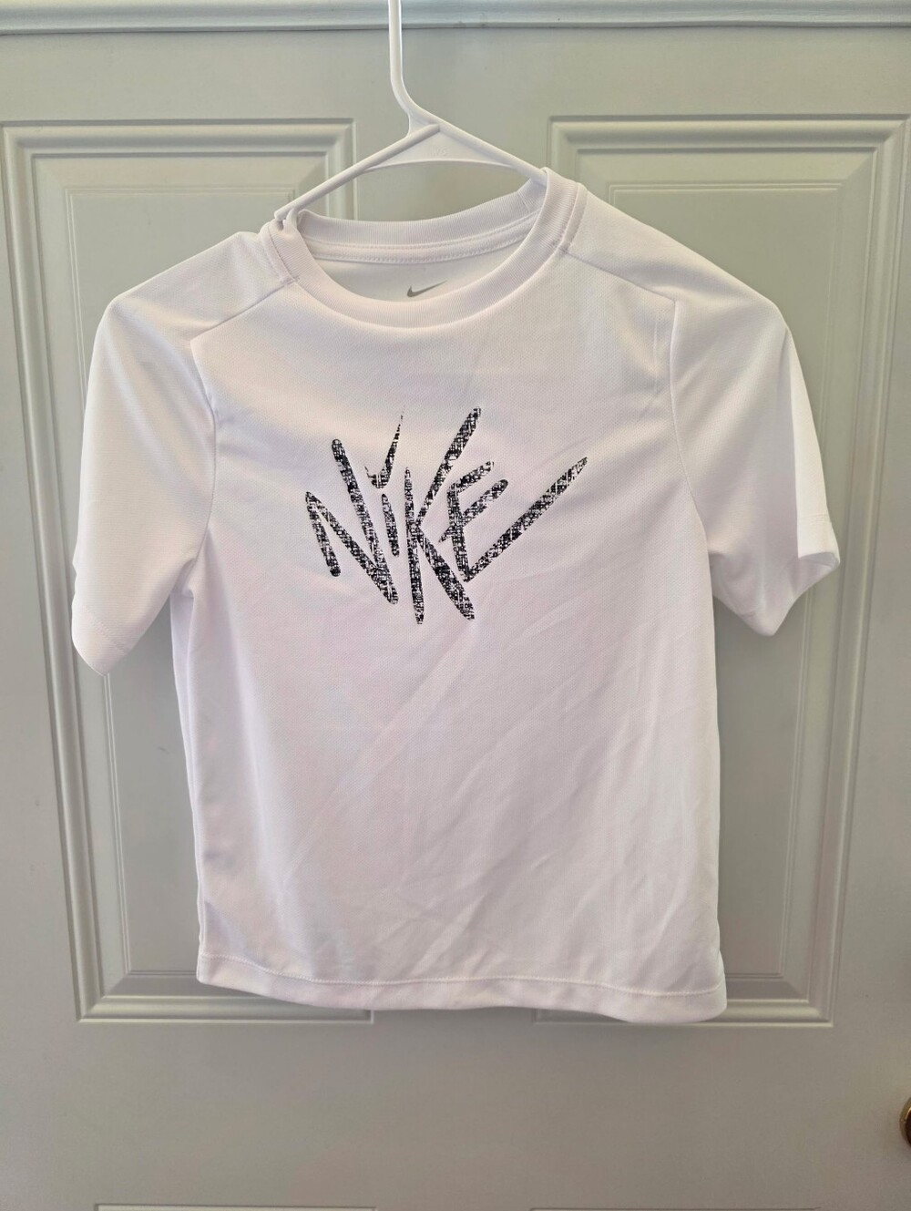 Kids Nike White Short-Sleeve Tee with Black Graphic Logo Size Small-New With Tag